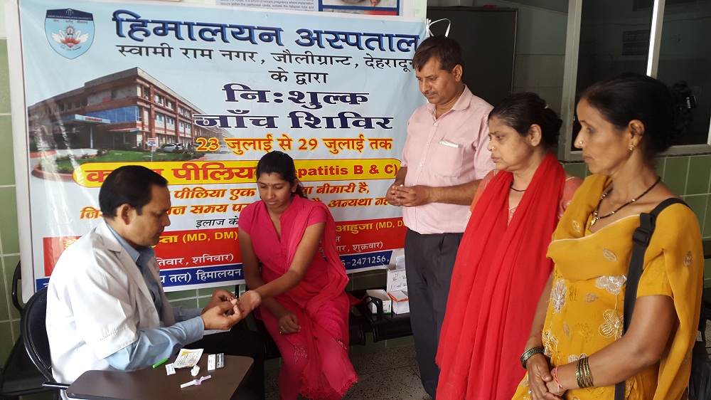himalayan ke rishikesh center mai jaanch krate log
